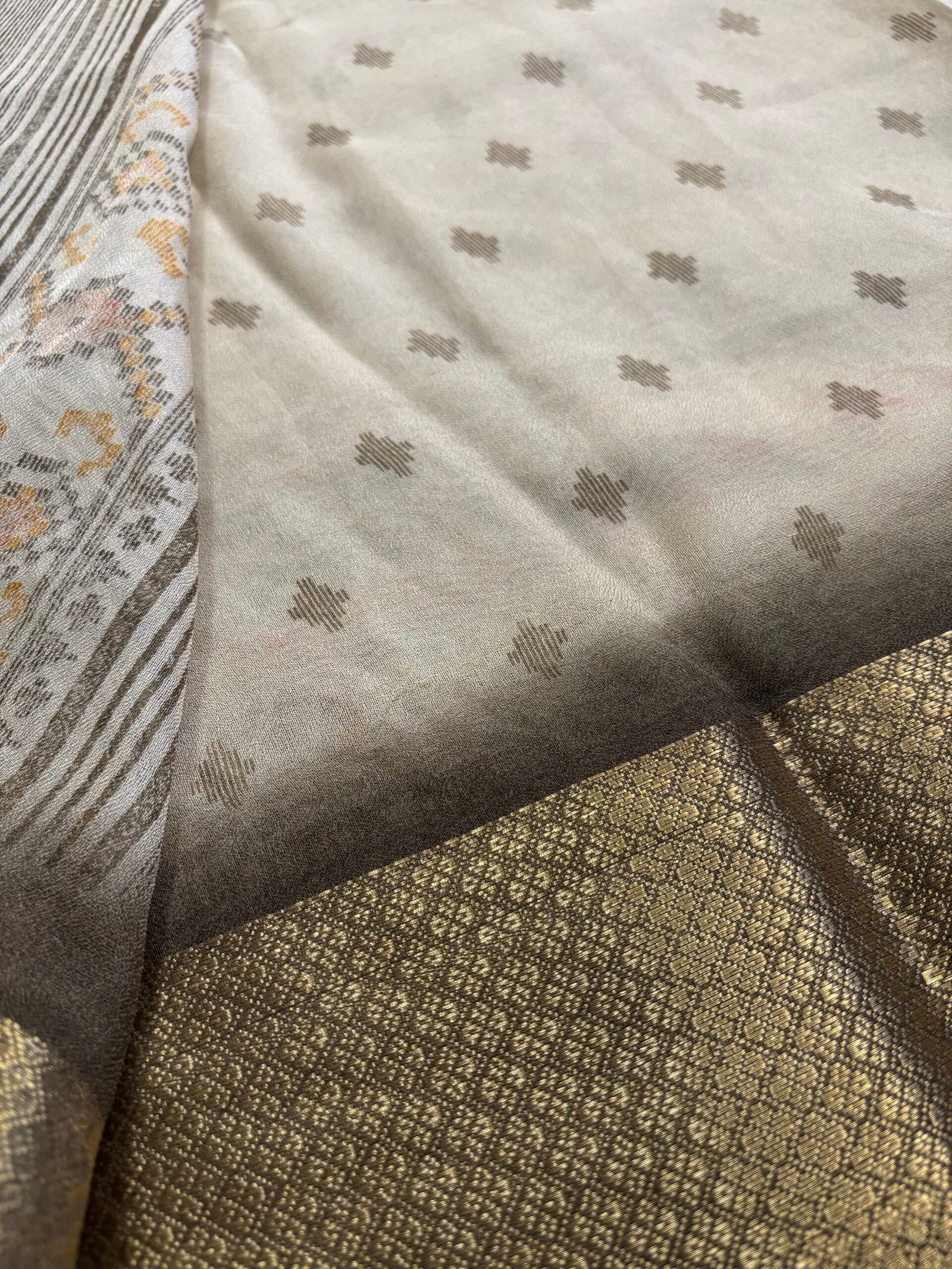 SDD2506 - Off White with Deep Olive Green - Image 4