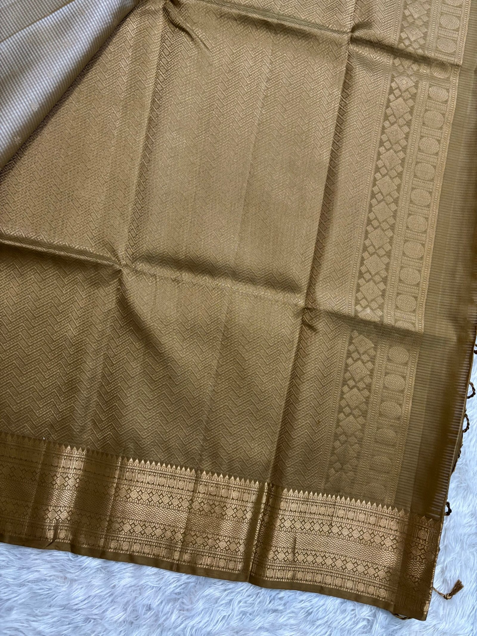 VKD5509 - Off White with shades of Metallic Gold - Image 3