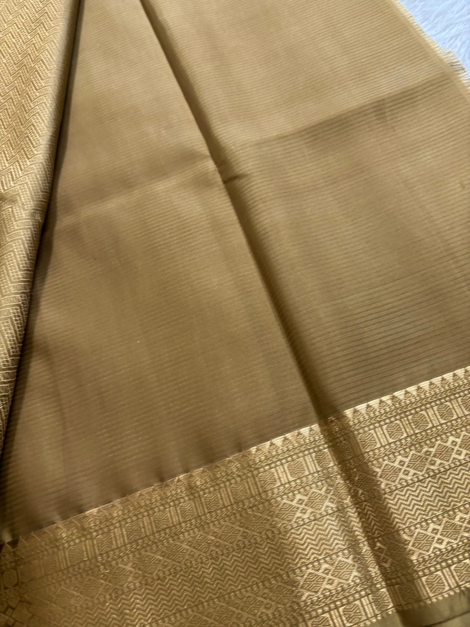 VKD5509 - Off White with shades of Metallic Gold - Image 4