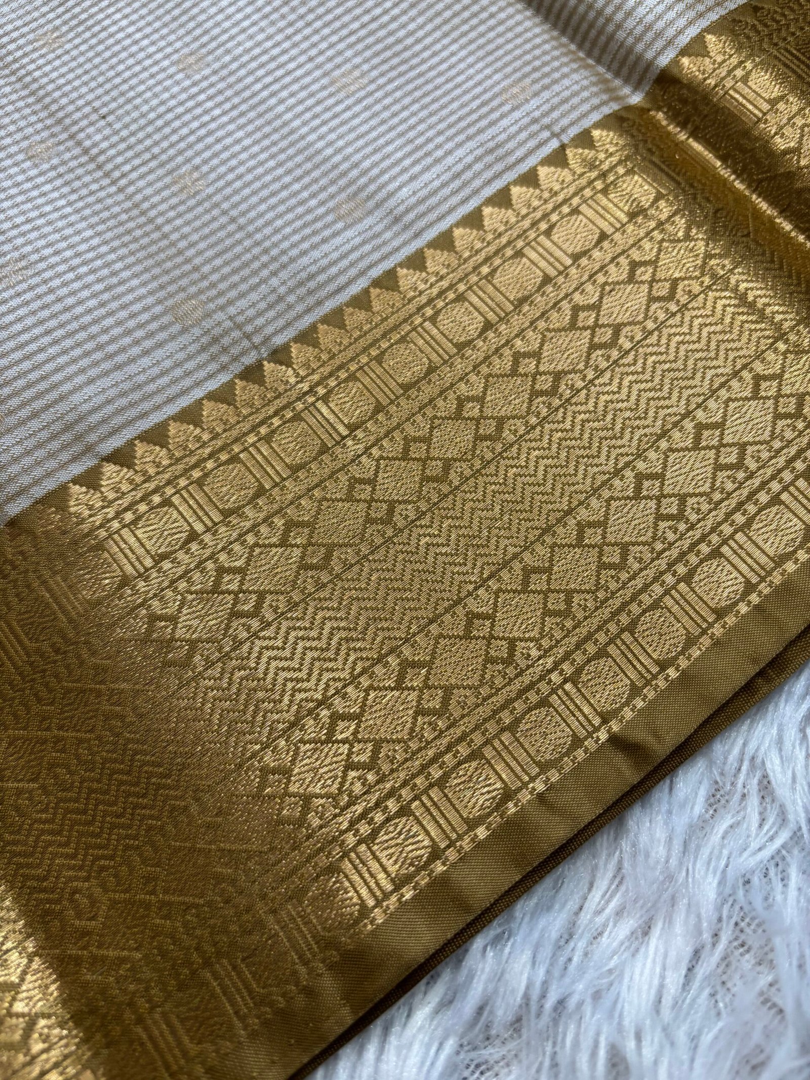 VKD5509 - Off White with shades of Metallic Gold - Image 2